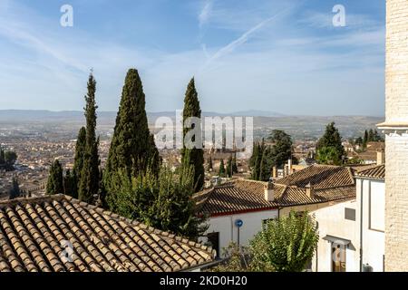 Granada, Spagna - 28 ottobre 2022: Vista di Granada dal viewpont di San Nicolas il 28 ottobre 2022 Foto Stock