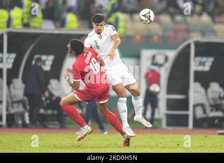 Baghdad Bounedjah di Algeria e Saúl Coco di Guinea Equatoriale durante l'Algeria contro la Guinea Equatoriale, Coppa delle nazioni africane, allo Stadio di Japoma il 16 gennaio 2022. (Foto di Ulrik Pedersen/NurPhoto) Foto Stock