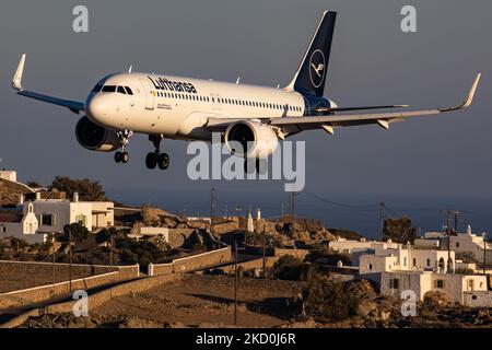 Lufthansa Airbus A320neo come visto all'avvicinamento finale che sorvola il Mar Egeo e atterra alla pista dell'aeroporto JMK isola di Mykonos. L'aereo A320-271N ha la registrazione D-AINK, il nome Heidenheim an der Brenz ed è alimentato da motori a getto 2x PW. La compagnia di bandiera tedesca Lufthansa LH è la seconda compagnia aerea europea e membro del gruppo Star Alliance Aviation Group. L'isola greca di Myconos è una meta turistica mediterranea molto popolare per le vacanze nelle Cicladi, con gli iconici edifici imbiancati, le spiagge sabbiose e le famose feste nei bar sulla spiaggia. L'islan Foto Stock