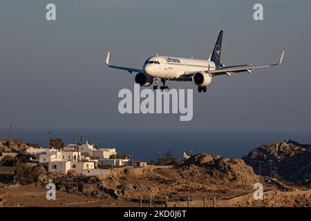 Lufthansa Airbus A320neo come visto all'avvicinamento finale che sorvola il Mar Egeo e atterra alla pista dell'aeroporto JMK isola di Mykonos. L'aereo A320-271N ha la registrazione D-AINK, il nome Heidenheim an der Brenz ed è alimentato da motori a getto 2x PW. La compagnia di bandiera tedesca Lufthansa LH è la seconda compagnia aerea europea e membro del gruppo Star Alliance Aviation Group. L'isola greca di Myconos è una meta turistica mediterranea molto popolare per le vacanze nelle Cicladi, con gli iconici edifici imbiancati, le spiagge sabbiose e le famose feste nei bar sulla spiaggia. L'islan Foto Stock