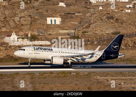 Lufthansa Airbus A320neo come visto all'avvicinamento finale che sorvola il Mar Egeo e atterra alla pista dell'aeroporto JMK isola di Mykonos. L'aereo A320-271N ha la registrazione D-AINK, il nome Heidenheim an der Brenz ed è alimentato da motori a getto 2x PW. La compagnia di bandiera tedesca Lufthansa LH è la seconda compagnia aerea europea e membro del gruppo Star Alliance Aviation Group. L'isola greca di Myconos è una meta turistica mediterranea molto popolare per le vacanze nelle Cicladi, con gli iconici edifici imbiancati, le spiagge sabbiose e le famose feste nei bar sulla spiaggia. L'islan Foto Stock