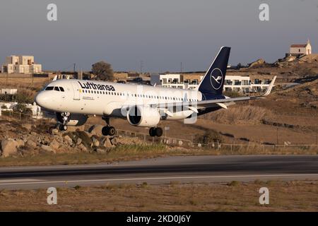 Lufthansa Airbus A320neo come visto all'avvicinamento finale che sorvola il Mar Egeo e atterra alla pista dell'aeroporto JMK isola di Mykonos. L'aereo A320-271N ha la registrazione D-AINK, il nome Heidenheim an der Brenz ed è alimentato da motori a getto 2x PW. La compagnia di bandiera tedesca Lufthansa LH è la seconda compagnia aerea europea e membro del gruppo Star Alliance Aviation Group. L'isola greca di Myconos è una meta turistica mediterranea molto popolare per le vacanze nelle Cicladi, con gli iconici edifici imbiancati, le spiagge sabbiose e le famose feste nei bar sulla spiaggia. L'islan Foto Stock