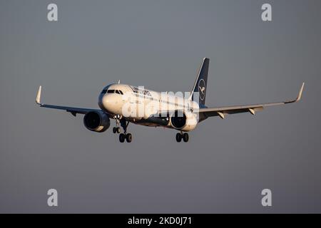 Lufthansa Airbus A320neo come visto all'avvicinamento finale che sorvola il Mar Egeo e atterra alla pista dell'aeroporto JMK isola di Mykonos. L'aereo A320-271N ha la registrazione D-AINK, il nome Heidenheim an der Brenz ed è alimentato da motori a getto 2x PW. La compagnia di bandiera tedesca Lufthansa LH è la seconda compagnia aerea europea e membro del gruppo Star Alliance Aviation Group. L'isola greca di Myconos è una meta turistica mediterranea molto popolare per le vacanze nelle Cicladi, con gli iconici edifici imbiancati, le spiagge sabbiose e le famose feste nei bar sulla spiaggia. L'islan Foto Stock