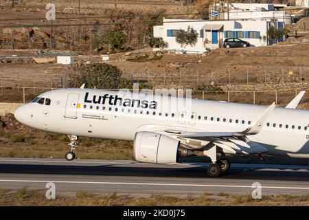 Lufthansa Airbus A320neo come visto all'avvicinamento finale che sorvola il Mar Egeo e atterra alla pista dell'aeroporto JMK isola di Mykonos. L'aereo A320-271N ha la registrazione D-AINK, il nome Heidenheim an der Brenz ed è alimentato da motori a getto 2x PW. La compagnia di bandiera tedesca Lufthansa LH è la seconda compagnia aerea europea e membro del gruppo Star Alliance Aviation Group. L'isola greca di Myconos è una meta turistica mediterranea molto popolare per le vacanze nelle Cicladi, con gli iconici edifici imbiancati, le spiagge sabbiose e le famose feste nei bar sulla spiaggia. L'islan Foto Stock