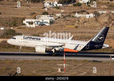 Lufthansa Airbus A320neo come visto all'avvicinamento finale che sorvola il Mar Egeo e atterra alla pista dell'aeroporto JMK isola di Mykonos. L'aereo A320-271N ha la registrazione D-AINK, il nome Heidenheim an der Brenz ed è alimentato da motori a getto 2x PW. La compagnia di bandiera tedesca Lufthansa LH è la seconda compagnia aerea europea e membro del gruppo Star Alliance Aviation Group. L'isola greca di Myconos è una meta turistica mediterranea molto popolare per le vacanze nelle Cicladi, con gli iconici edifici imbiancati, le spiagge sabbiose e le famose feste nei bar sulla spiaggia. L'islan Foto Stock