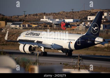 Lufthansa Airbus A320neo come visto all'avvicinamento finale che sorvola il Mar Egeo e atterra alla pista dell'aeroporto JMK isola di Mykonos. L'aereo A320-271N ha la registrazione D-AINK, il nome Heidenheim an der Brenz ed è alimentato da motori a getto 2x PW. La compagnia di bandiera tedesca Lufthansa LH è la seconda compagnia aerea europea e membro del gruppo Star Alliance Aviation Group. L'isola greca di Myconos è una meta turistica mediterranea molto popolare per le vacanze nelle Cicladi, con gli iconici edifici imbiancati, le spiagge sabbiose e le famose feste nei bar sulla spiaggia. L'islan Foto Stock