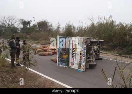 Un veicolo che trasporta le verdure ha incontrato un incidente sull'autostrada di Jammu-Srinagar vicino Udhampur Jammu e kashmir, India il 17 gennaio 2022 (Foto di Nasir Kachroo/NurPhoto) Foto Stock