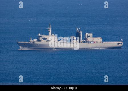 Hellenic Navy nave rifornita di classe Etna HS Prometheus A-374, come visto ancorato in una baia dell'isola di Mykonos durante una giornata di sole. La nave specifica è in servizio per le forze armate greche, per rifornimento navale e supporto logistico, è utilizzata dalla Marina greca e italiana costruita nei cantieri navali ELEFSIS. L'isola di Mykonos e' una famosa destinazione turistica conosciuta per le feste, i mulini a vento, le spiagge e gli edifici imbiancati. Isola di Myconos, Cicladi, Mar Egeo, Grecia il 10 ottobre 2021 (Photo by Nicolas Economou/NurPhoto) Foto Stock