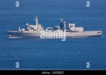 Hellenic Navy nave rifornita di classe Etna HS Prometheus A-374, come visto ancorato in una baia dell'isola di Mykonos durante una giornata di sole. La nave specifica è in servizio per le forze armate greche, per rifornimento navale e supporto logistico, è utilizzata dalla Marina greca e italiana costruita nei cantieri navali ELEFSIS. L'isola di Mykonos e' una famosa destinazione turistica conosciuta per le feste, i mulini a vento, le spiagge e gli edifici imbiancati. Isola di Myconos, Cicladi, Mar Egeo, Grecia il 10 ottobre 2021 (Photo by Nicolas Economou/NurPhoto) Foto Stock