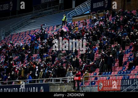 Tifosi bolognesi durante la serie di calcio italiana A match Bologna FC vs SSC Napoli il 17 gennaio 2022 allo stadio Renato dall&#39;Ara di Bologna (Photo by Ettore Griffoni/LiveMedia/NurPhoto) Foto Stock