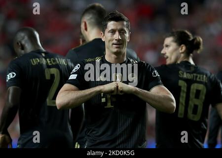 Robert Lewandowski del Bayern Muenchen festeggia il 20 ottobre 2021 durante la partita di calcio del gruppo UEFA Champions League e tra SL Benfica e il FC Bayern Muenchen allo stadio Luz di Lisbona, in Portogallo. (Foto di Pedro FiÃºza/NurPhoto) Foto Stock