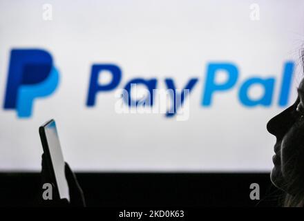 Immagine di una donna che tiene un telefono cellulare davanti al logo PayPal visualizzato sullo schermo di un computer. Martedì 12 gennaio 2021, a Edmonton, Alberta, Canada. (Foto di Artur Widak/NurPhoto) Foto Stock