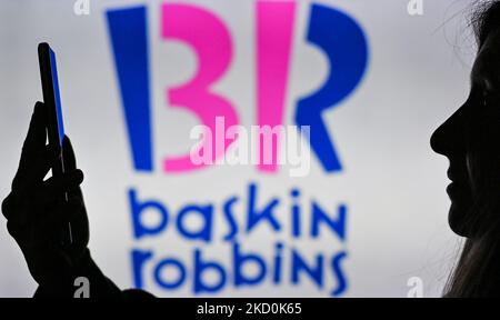 Immagine di una donna che tiene un telefono cellulare davanti a un logo Baskin-Robbins visualizzato sullo schermo di un computer. Martedì 12 gennaio 2021, a Edmonton, Alberta, Canada. (Foto di Artur Widak/NurPhoto) Foto Stock