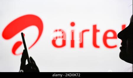 Immagine di una donna che tiene un telefono cellulare davanti al logo Airtel visualizzato sullo schermo di un computer. Martedì 12 gennaio 2021, a Edmonton, Alberta, Canada. (Foto di Artur Widak/NurPhoto) Foto Stock