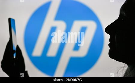 Immagine di una donna che tiene un telefono cellulare davanti al logo Hewlett-Packard visualizzato sullo schermo di un computer. Martedì 12 gennaio 2021, a Edmonton, Alberta, Canada. (Foto di Artur Widak/NurPhoto) Foto Stock