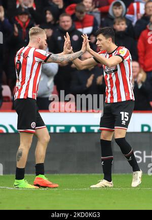 Oli McBurnie (a sinistra) di Sheffield United festeggia con Anel Ahmedhodzic dopo aver segnato il secondo gol della partita durante la partita del campionato Sky Bet a Bramall Lane, Sheffield. Data immagine: Sabato 5 novembre 2022. Foto Stock