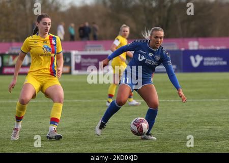 Durham Women's Bridget Galloway in azione con Lizzie Waldie of Crystal Palace durante la partita del campionato delle donne fa tra il Durham Women FC e il Crystal Palace al castello di Maiden, a Durham City, domenica 16th gennaio 2022. (Foto di Mark Fletcher/MI News/NurPhoto) Foto Stock