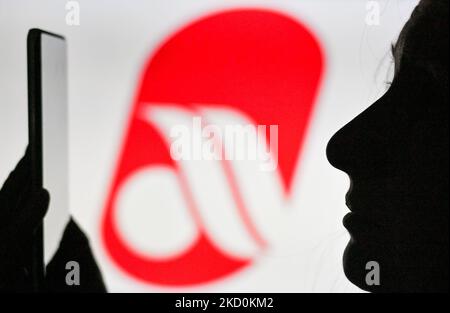 Immagine di una donna che tiene un telefono cellulare davanti al logo Air Berlin visualizzato sullo schermo di un computer. Martedì 12 gennaio 2021, a Edmonton, Alberta, Canada. (Foto di Artur Widak/NurPhoto) Foto Stock