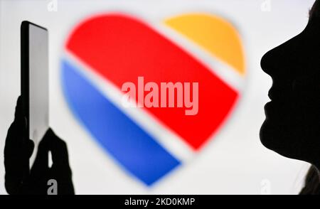 Immagine di una donna che tiene un telefono cellulare davanti al logo Southwest Airlines visualizzato sullo schermo di un computer. Martedì 12 gennaio 2021, a Edmonton, Alberta, Canada. (Foto di Artur Widak/NurPhoto) Foto Stock