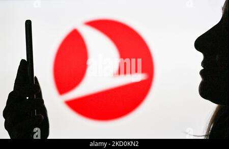 Immagine di una donna che tiene un telefono cellulare davanti al logo Turkish Airlines visualizzato sullo schermo di un computer. Martedì 12 gennaio 2021, a Edmonton, Alberta, Canada. (Foto di Artur Widak/NurPhoto) Foto Stock