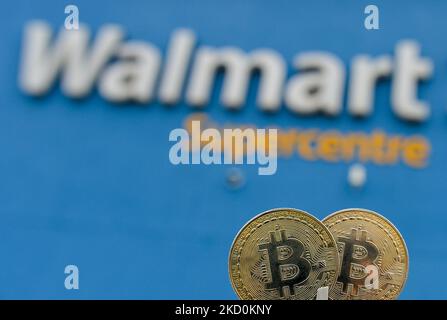 Illustrazione di due bitcoins commemorativi davanti ad un negozio Walmart a Edmonton. Martedì 12 gennaio 2021, a Edmonton, Alberta, Canada. (Foto di Artur Widak/NurPhoto) Foto Stock