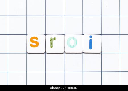 Lettera colorata in mattonelle in parola ROI (abbreviazione di Social Return on Investment) su sfondo griglia bianco Foto Stock