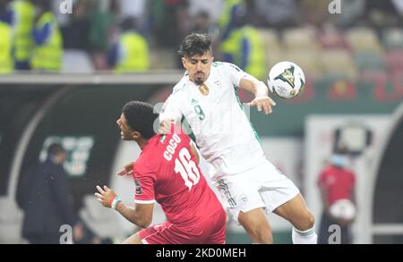 Baghdad Bounedjah di Algeria e Saúl Coco di Guinea Equatoriale durante l'Algeria contro la Guinea Equatoriale, Coppa delle nazioni africane, allo Stadio di Japoma il 16 gennaio 2022. (Foto di Ulrik Pedersen/NurPhoto) Foto Stock