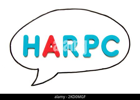 Lettera dell'alfabeto con la parola HARPC (analisi dei rischi e controlli preventivi basati sul rischio) in disegno a mano a linee nere come discorso a bolla sul backgr Foto Stock
