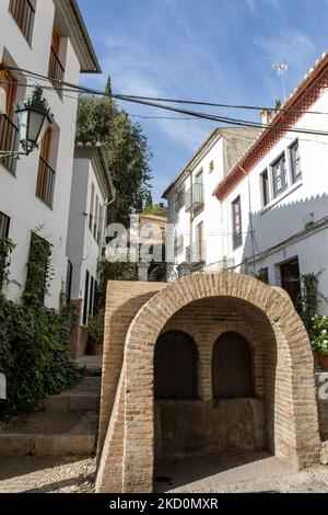 Granada, Spagna - 28 ottobre 2022: Strada stretta a Granada, Spagna il 28 ottobre 2022 Foto Stock