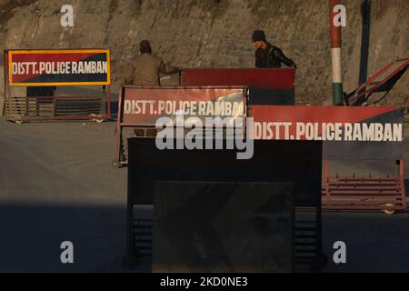 Il 18 gennaio 2022, i poliziotti hanno allestito barricate presso un posto di controllo a Ramban, Jammu e Kashmir, India. Sulla strada statale Srinagar-Jammu, il traffico di sola andata è stato permesso da Srinagar a Jammu (Foto di Nasir Kachroo/NurPhoto) Foto Stock