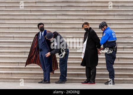 Stephen A. Green (a sinistra) cerca armi mentre lui e altri leader religiosi e studenti in sciopero della fame sono arrestati per essere seduti sui gradini della camera del Senato al Campidoglio degli Stati Uniti in un'azione di disobbedienza civile per il diritto di voto. Chiedono l’approvazione del John Lewis Voting Rights Advancement Act per proteggere il diritto di voto. Questo è il risultato dell'approvazione delle leggi sulle restrizioni di voto in 19 stati nell'ultimo anno. (Foto di Allison Bailey/NurPhoto) Foto Stock