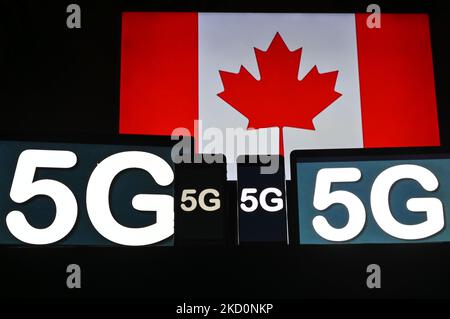 Immagini del segno 5G visualizzato sugli schermi di telefoni cellulari e computer di fronte alla bandiera nazionale del Canada visualizzato sullo schermo TV. Martedì 18 gennaio 2021, a Edmonton, Alberta, Canada. (Foto di Artur Widak/NurPhoto) Foto Stock