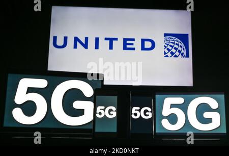 Immagini del cartello 5G visualizzato sugli schermi dei telefoni cellulari e dei computer davanti al logo United Airlines visualizzato sullo schermo TV. Martedì 18 gennaio 2021, a Edmonton, Alberta, Canada. (Foto di Artur Widak/NurPhoto) Foto Stock