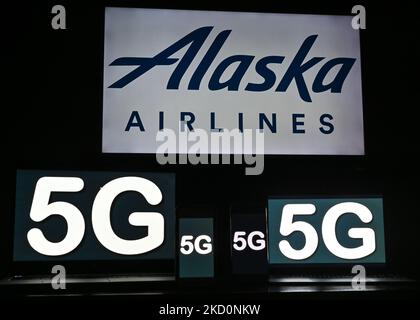 Immagini del cartello 5G visualizzato sugli schermi dei telefoni cellulari e dei computer davanti al logo Alaska Airlines visualizzato sullo schermo TV. Martedì 18 gennaio 2021, a Edmonton, Alberta, Canada. (Foto di Artur Widak/NurPhoto) Foto Stock