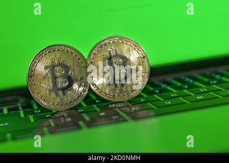 Immagine illustrativa di due bitcoins commemorativi con sfondo verde. Mercoledì 19 gennaio 2021, a Edmonton, Alberta, Canada. (Foto di Artur Widak/NurPhoto) Foto Stock