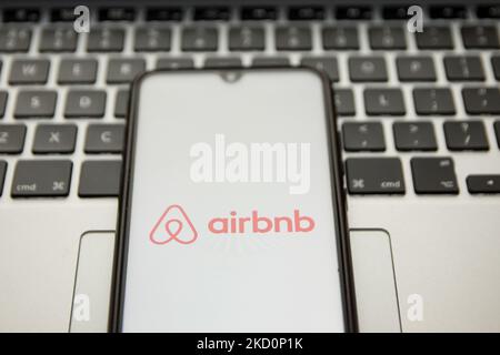 In questa foto, un logo Airbnb visualizzato sullo schermo di uno smartphone con una parola chiave del computer sullo sfondo ad Atene, in Grecia, il 18 gennaio 2022. ( (Foto di Nikolas Kokovlis/NurPhoto) Foto Stock