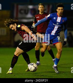 Jordan Gibson di Carlisle United e Reagan Ogle di Hartlepool United in azione durante la partita della Sky Bet League 2 tra Carlisle United e Hartlepool United a Brunton Park, Carlisle martedì 18th gennaio 2022. (Foto di will Matthews/MI News/NurPhoto) Foto Stock