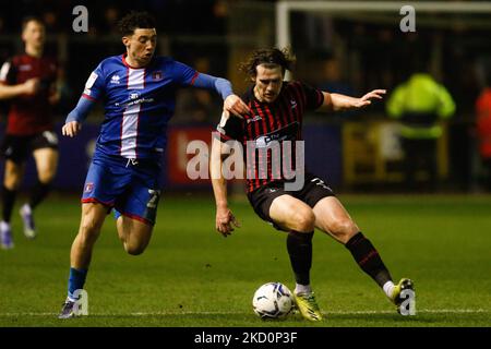 Reagan Ogle di Hartlepool United e Jordan Gibson di Carlisle United in azione durante la partita della Sky Bet League 2 tra Carlisle United e Hartlepool United a Brunton Park, Carlisle martedì 18th gennaio 2022. (Foto di will Matthews/MI News/NurPhoto) Foto Stock