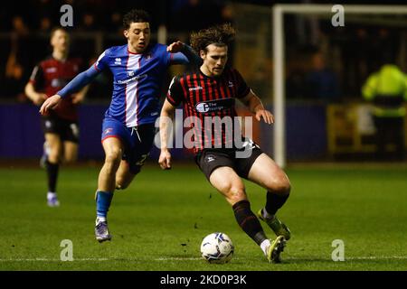 Reagan Ogle di Hartlepool United e Jordan Gibson di Carlisle United in azione durante la partita della Sky Bet League 2 tra Carlisle United e Hartlepool United a Brunton Park, Carlisle martedì 18th gennaio 2022. (Foto di will Matthews/MI News/NurPhoto) Foto Stock