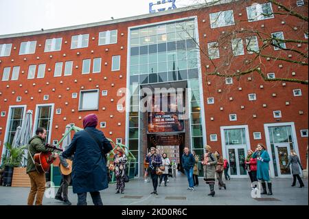 Un gruppo di musicisti sta suonando al di fuori del cinema LUX, durante la protesta nazionale contro la decisione del governo olandese di non permettere ancora di aprire il settore culturale. A Nijmegen, il 19th gennaio 2022. (Foto di Romy Arroyo Fernandez/NurPhoto) Foto Stock