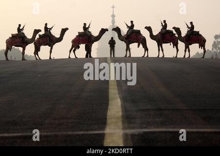 Il soldato indiano della BSF (Border Security Force), l'unica divisione montata su cammelli, si trova in formazione durante le prove per la prossima cerimonia di ritiro, sulla collina Raisina a Nuova Delhi, India, il 19 gennaio 2022. (Foto di Mayank Makhija/NurPhoto) Foto Stock