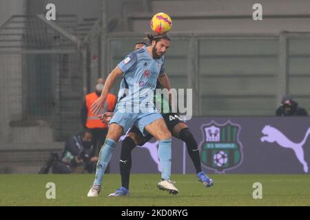 Ruan Tressoldi di US SASSUOLO e Leonardo Pavoletti di CAGLIARI CALCIO si sono sfidati per la palla durante la partita della Coppa Italia tra US Sassuolo e Cagliari Calcio allo Stadio Mapei - Città del Tricolore il 19 gennaio 2022 a Reggio nell'Emilia. (Foto di Luca Amedeo Bizzarri/LiveMedia/NurPhoto) Foto Stock