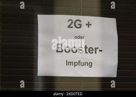Segno di 2G più o vaccino di richiamo è visto sulla finestra di un pub nella città vecchia di Duesseldorf, Germania il 19 gennaio 2022 (Foto di Ying Tang/NurPhoto) Foto Stock