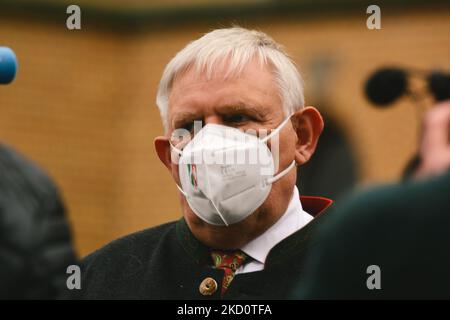 Il ministro della Sanità dell'NRW Karl-Josef Laumann parla ai media di fronte alla stazione di vaccinazione mobile di fronte alla chiesa di Santa Maria Himmelfahrt a Duesseldorf, Germania il 19 gennaio 2022, poiché il numero di infezioni da omicron aumenta rapidamente in Germania (Foto di Ying Tang/NurPhoto) Foto Stock