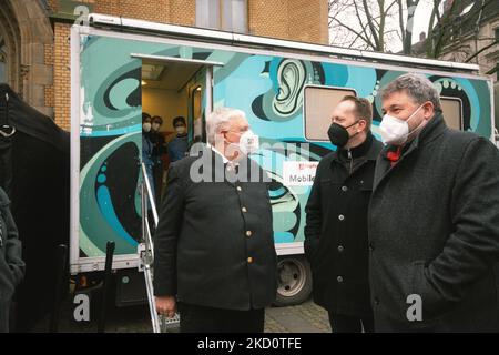 Il ministro della salute dell'NRW Karl-Josef Laumann è visto di fronte alla stazione di vaccinazione mobile di fronte alla chiesa di Santa Maria Himmelfahrt a Duesseldorf, Germania il 19 gennaio 2022, poiché il numero di infezioni da omicron aumenta rapidamente in Germania (Foto di Ying Tang/NurPhoto) Foto Stock