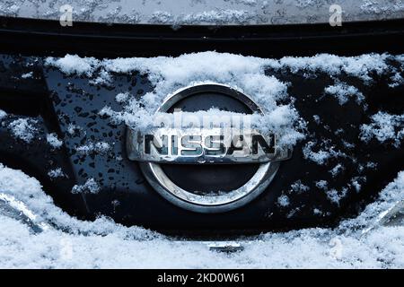 La neve è vista sul logo Nissan sulla vettura a Cracovia, Polonia, il 20 gennaio 2022. (Foto di Jakub Porzycki/NurPhoto) Foto Stock