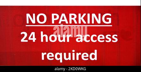 Un cartello indica che non è richiesto l'accesso al parcheggio 24 ore su 24 Foto Stock