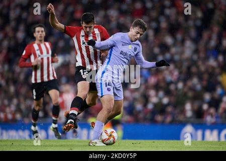 Dani Vivian di Athletic e Nico Gonzalez di Barcellona si sfidano durante la partita della Copa del Rey tra Athletic Club e il FC Barcelona allo stadio San Mames il 20 gennaio 2022 a Bilbao, Spagna. (Foto di Jose Breton/Pics Action/NurPhoto) Foto Stock