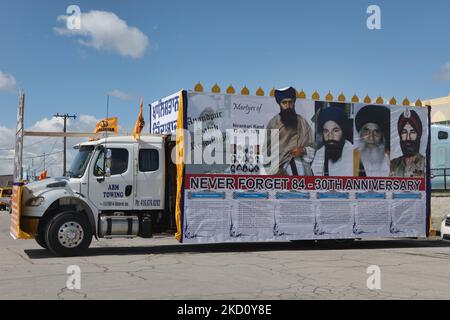 Un grande camion che commemora il 30th° anniversario del massacro del 1984 con l'immagine di Jarnail Singh Bhindranwale (Una figura controversa nella storia indiana che i Sikh considerano un grande martire ed è considerata da altri Come figura militante). Ci sono altre immagini dei martiri Sikh con descrizioni per commemorare la tempesta del 1984 Golden Temple dall'esercito indiano e rendere omaggio alle migliaia di Sikh che sono stati uccisi in un Apparente attacco di vendetta istigato da membri del partito al governo del Congresso e scatenato dall'assassinio del primo indiano Ministro Indira Gand Foto Stock