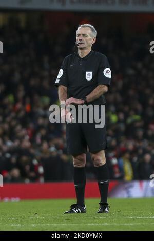 LONDRA, REGNO UNITO. JAN 20th arbitro della partita Martin Atkinson durante la partita della Carabao Cup tra Arsenal e Liverpool all'Emirates Stadium, Londra, giovedì 20th gennaio 2022. (Foto di Tom West/MI News/NurPhoto) Foto Stock